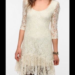 Ecote ruffle hem lace dress in cream